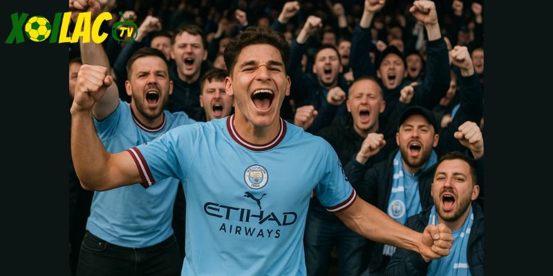 Julián Álvarez ăn mừng hattrick cùng fan Atletico tại Metropolitano