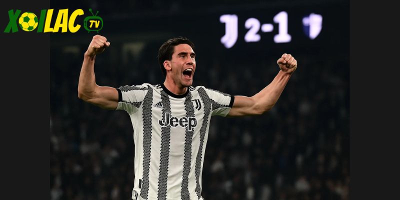 Vlahovic ăn mừng bàn thắng, dự đoán 2-1 nghiêng về Juventus.