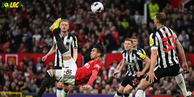 Cầu thủ hai đội bắt tay trước trận Manchester United vs Newcastle United kịch tính
