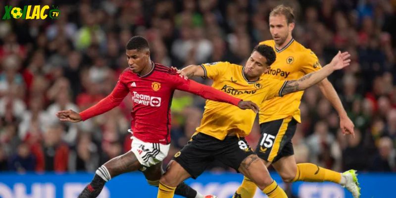 Old Trafford lung linh ánh đèn chào đón trận Manchester United vs Wolverhampton Wanderers cuối năm