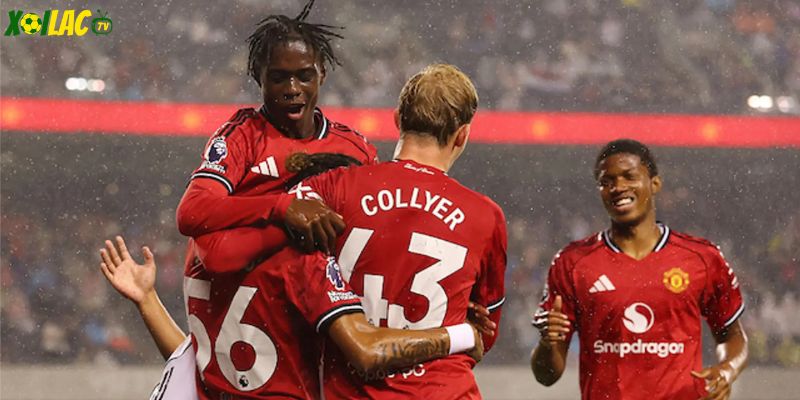 Old Trafford lung linh ánh đèn trước trận Manchester United vs AFC Bournemouth