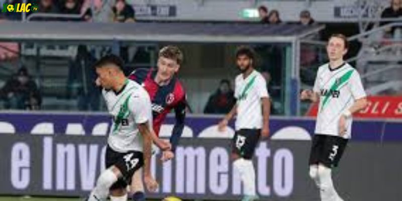 Sân Renato Dall'Ara rực rỡ ánh đèn trước trận Bologna vs Sassuolo đêm khuya